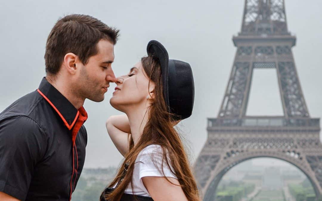 Quelles tenues choisir pour son shooting photo en couple à Paris?